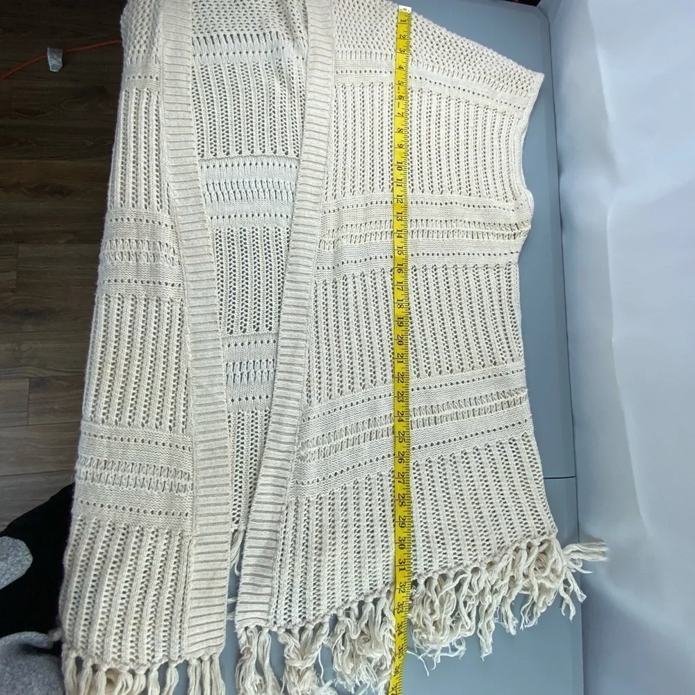 Good Hart crochet kimono with fringe bottom women's size med/Large
